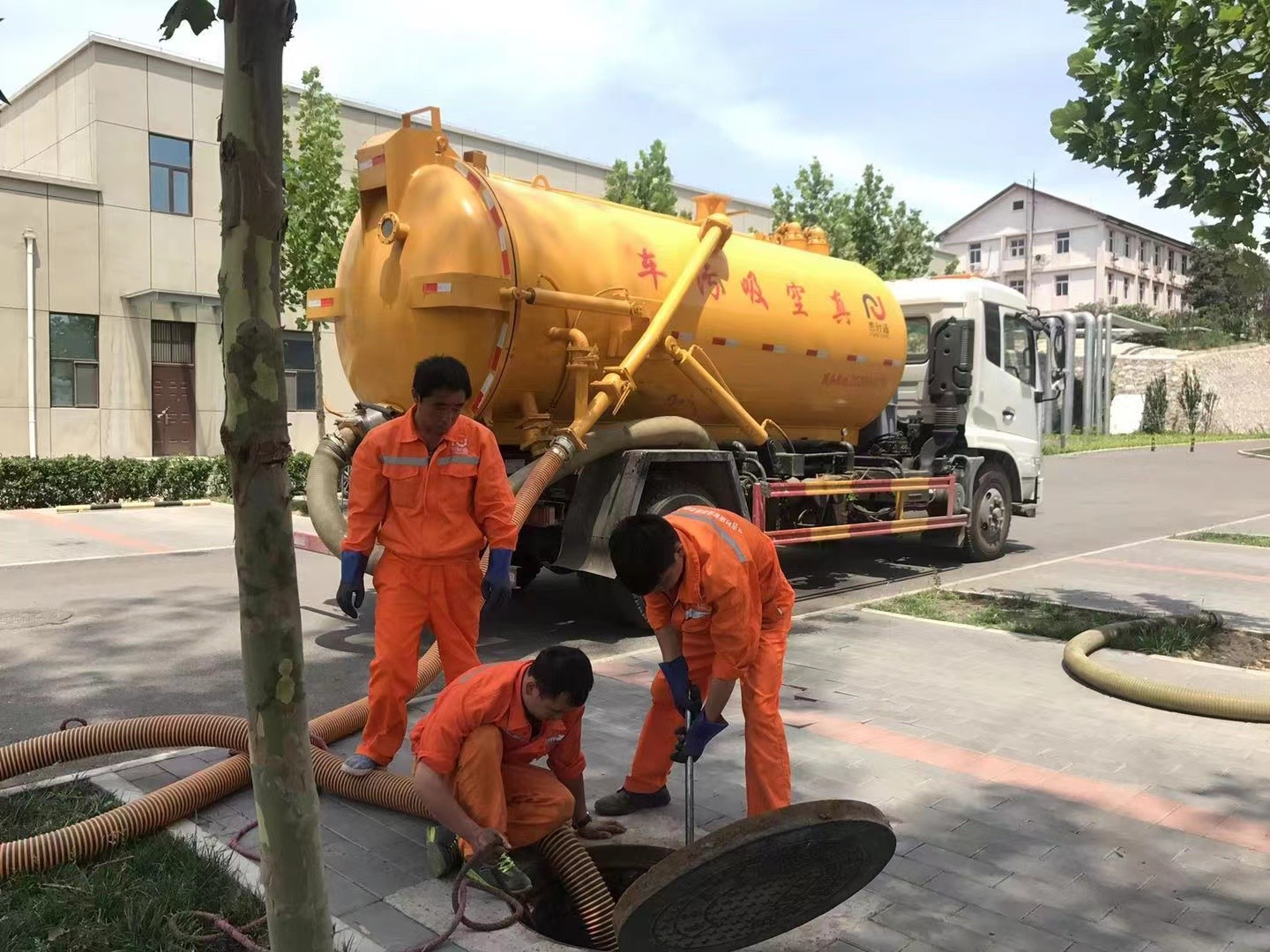 沙河口管道疏通车停在窨井附近